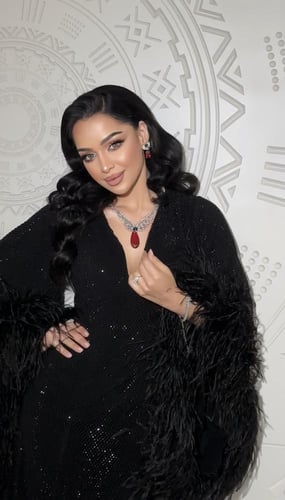 فستان اسود مع ريش