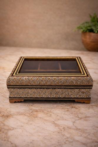 صندوق خشبي إيراني مطعّم بالصدف