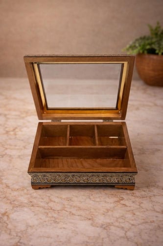 صندوق خشبي إيراني مطعّم بالصدف