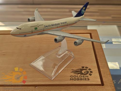 Saudi Arabian Airlines Boeing 747-368 HZ-AIP 1:400...
