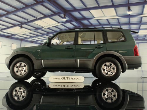 Mitsubishi Pajero V73 Green Metallic 1:18 SunStar...