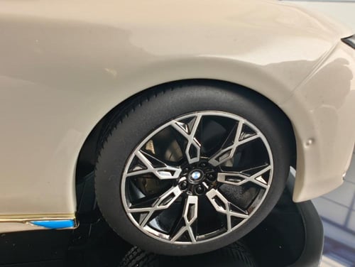BMW i7 White Metallic 1:18 Minichamps 110023200