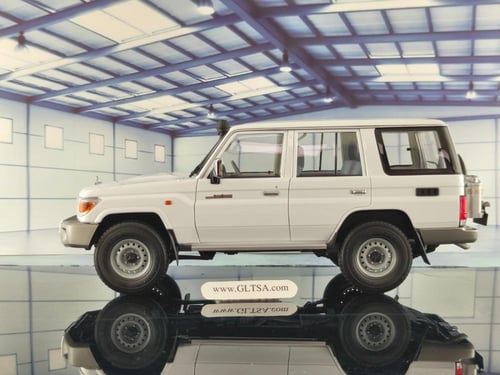 Toyota Land Cruiser 76 White 1:18 Almost Real 8701...