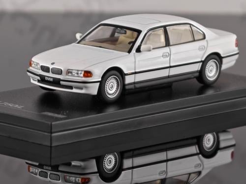 BMW 750iL (E38) White 1:64 Almost Real 630202001