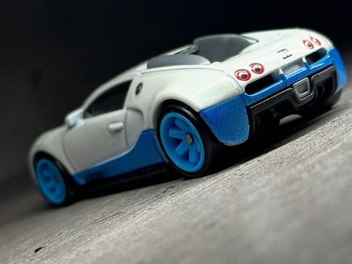 Bugatti Veyron Hammer Drop White / Light Blue 1:64...