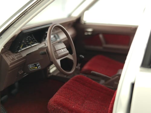 Toyota Crown MS122 White (Red Interior) 1:18 XiaoG...