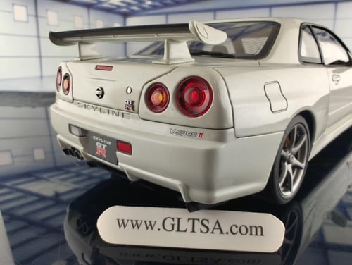 Nissan Skyline GT-R R34 White Pearl V-spec II 1:18...