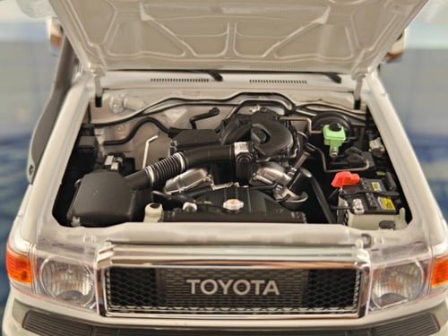 Toyota Land Cruiser 76 White 1:18 Almost Real 8701...
