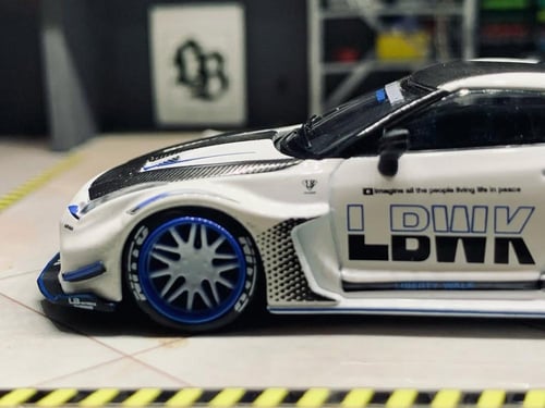 Nissan 35GT-RR LB-Silhouette Works GT White Black...