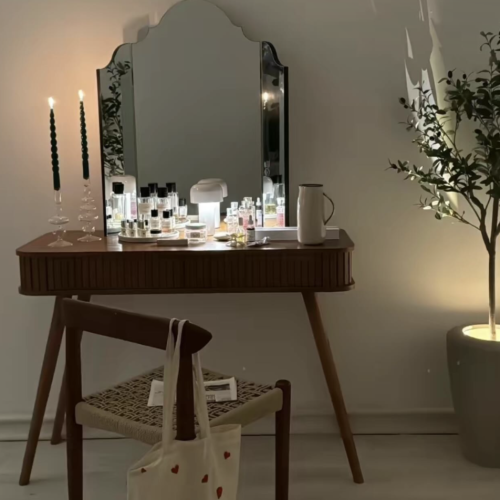 طاولة مع مرايا