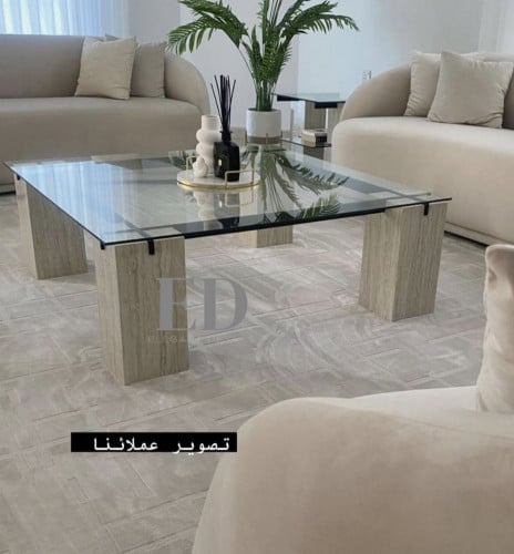 طاولة بسطح زجاجي