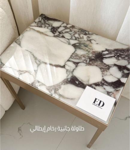 طاولة جانبيه