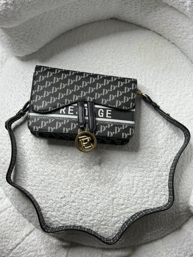 شنطة فخمة جدا مع كيس ماركة