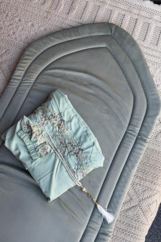 طقم صلاة أحضر+ سجاد مع شرشف مرد ربطة