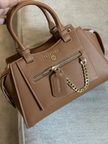 شنطة فخمة مع كيس الماركة