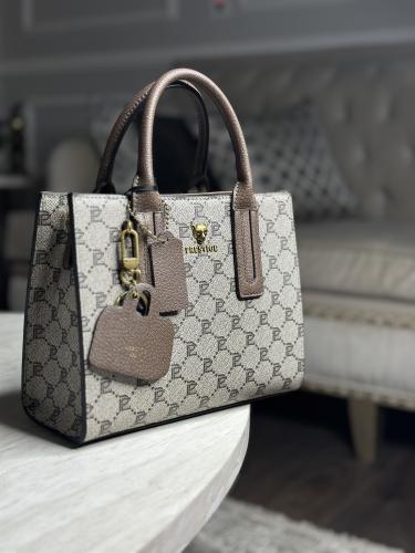 شنطة فخمة مع كيس الماركة