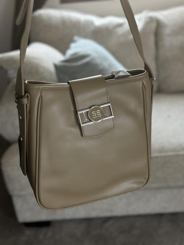 شنطة فخمة جدا مع كيس ماركة