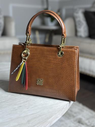 شنطة فخمة مع كيس الماركة