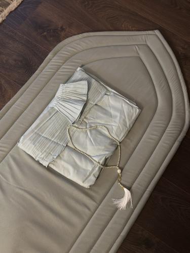 طقم صلاة اخضر + سجاد مع شرشف مرد ربطة