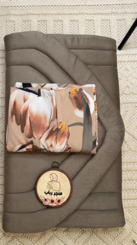 طقم صلاة + سجاد مع شرشف بودرة سحاب