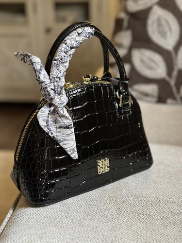 شنطة فخمة مع كيس الماركة