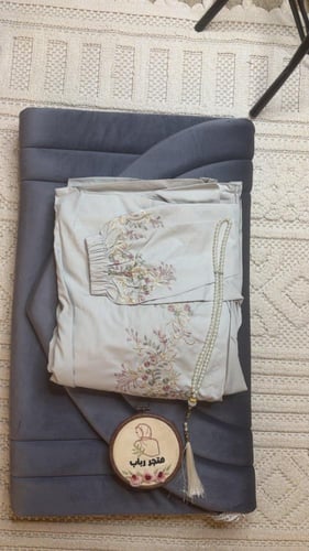 طقم صلاة رمادي + سجاد مع شرشف ربطة