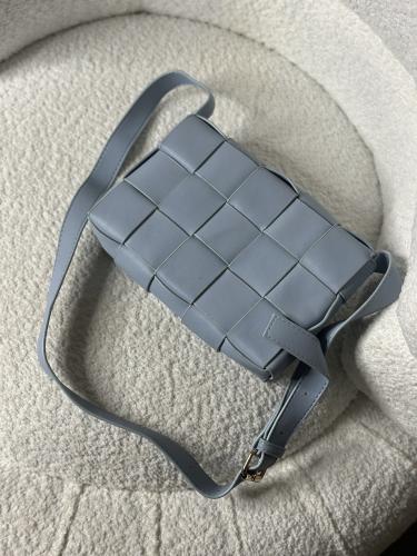 شنطة بوتيغا هاي كواليتي ازرق فاتح مع بوكس الماركة