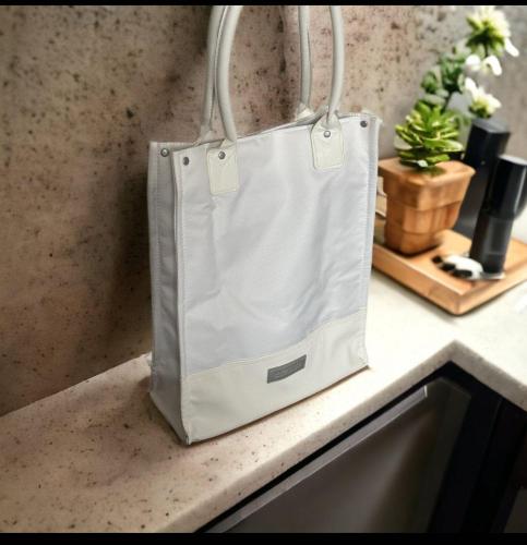 شنطة لاكوست اصلية ١٠٠