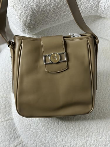 شنطة فخمة جدا مع كيس ماركة