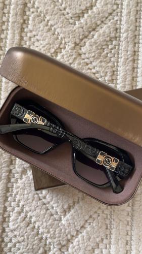 نظارة قوتشي فخمة جدا مع ملحقات