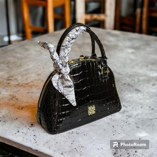 شنطة فخمة مع كيس الماركة