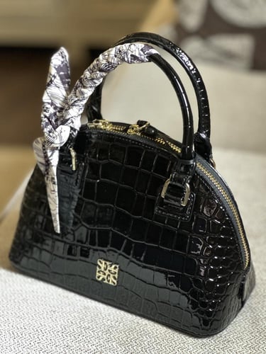 شنطة فخمة مع كيس الماركة