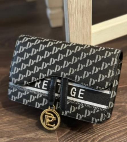 شنطة فخمة جدا مع كيس ماركة