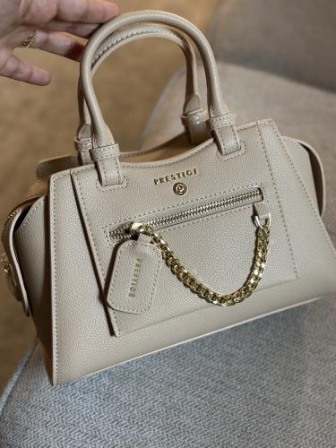 شنطة فخمة مع كيس الماركة