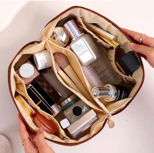 شنطة مكياج واسعة وانيقة