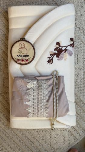 طقم اطفال يلبس من ١٣ الى ١٥ سنه