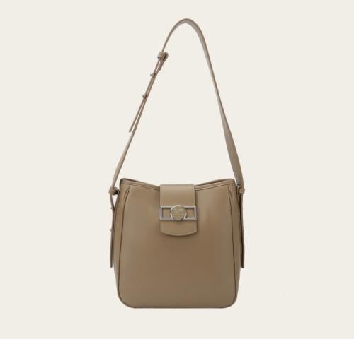 شنطة فخمة جدا مع كيس ماركة