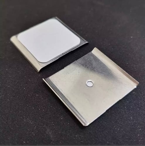 قطعتين معدنية لاصقة لتركيب الاضاءة في اكثر من مكان