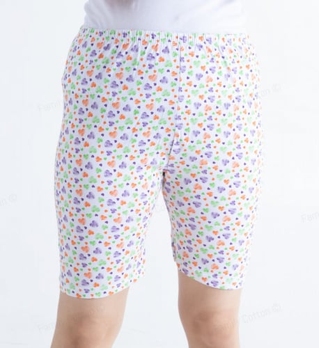 شورت نسائي أبيض مقلّم