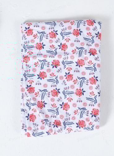 شورت نسائي أبيض مقلّم