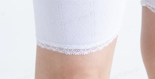 شورت نسائي مخرم ابيض