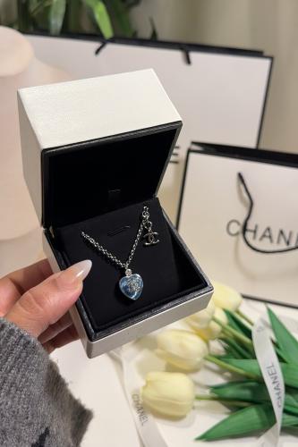 عقْد شـانيل قلب ازرق