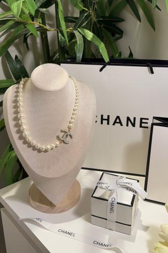 عقْد شـانيل لؤلؤ