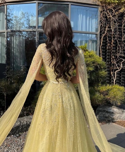 فستان اصفر بأكمام طويله