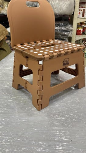 كرسي بلاستيك بظهر صغير