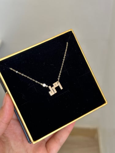 سلسال اسم مزين بفص بحروف كوفية