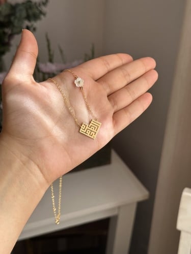 اسم بالخط الكوفي على شكل قلب مزين بوردة