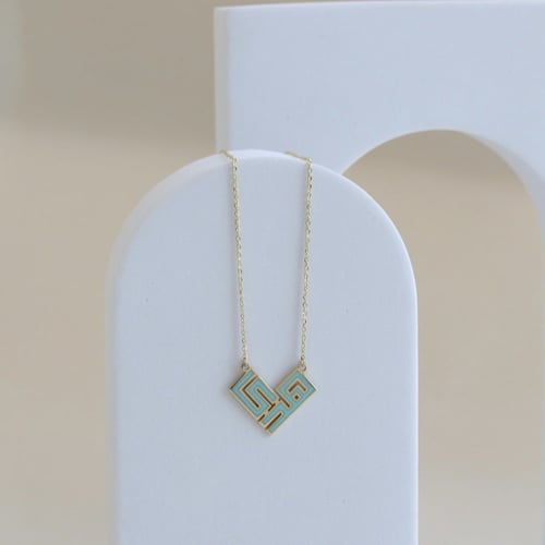 اسم بالخط الكوفي على شكل قلب ملون بالمينا