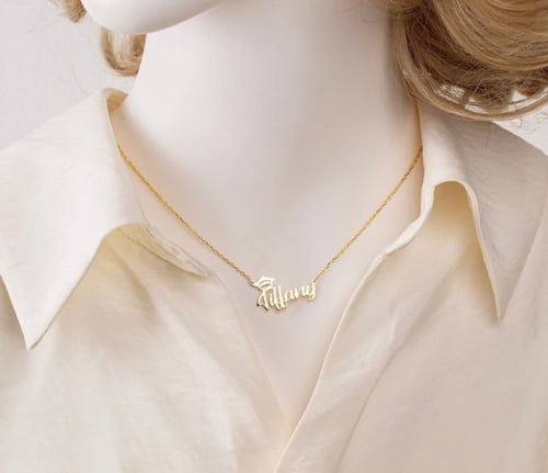 سلسال اسم بقبعة التخرج