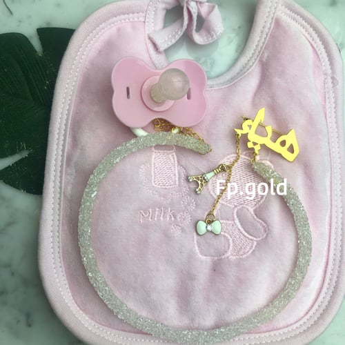 بروش مطلي ذهب بالاسم مع فصين وتعليقه لهايه كرستال